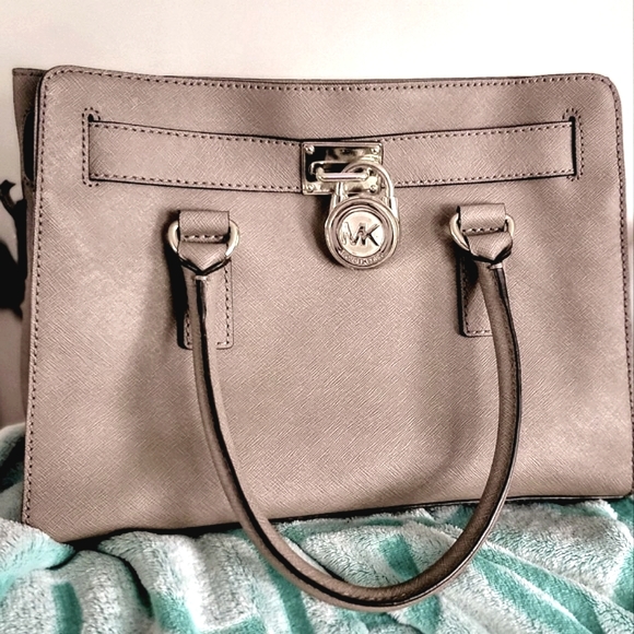 MICHAEL Michael Kors Handbags - ♡AUTHENTIC ♡MICHAEL Kors Hamilton ♡Khaki ♡Saffiano Leather ♡Gold-Tone Lock Charm